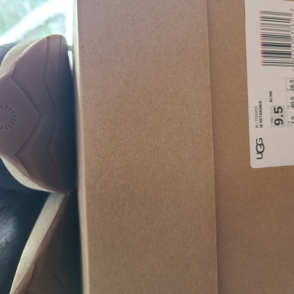 UGG Black ReTrainer Go Anywhere Sneakers 9.5 Excellent Condition & Comfortable - Picture 8 of 16